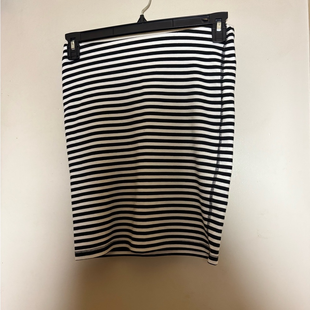 Old Navy Black and White Striped Pencil Skirt